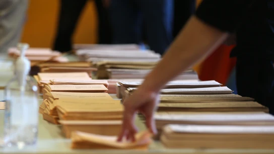 Una persona coge un sobre para votar en la última hora de la jornada en el Colegio Pi i Margall, a 4 de mayo de 2021, en Madrid (España). Una persona coge un sobre para votar en la última hora de la jornada en el Colegio Pi i Margall, a 4 de mayo de 2021, en Madrid (España).