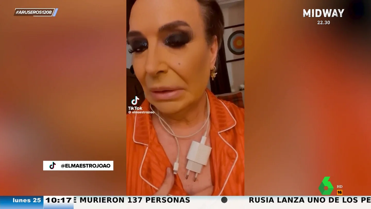 La burla viral del Maestro Joao del collar de Balenciaga de 7.900 euros con un cargador de móvil en el cuello La burla viral del Maestro Joao del collar de Balenciaga de 7.900 euros con un cargador de móvil en el cuello