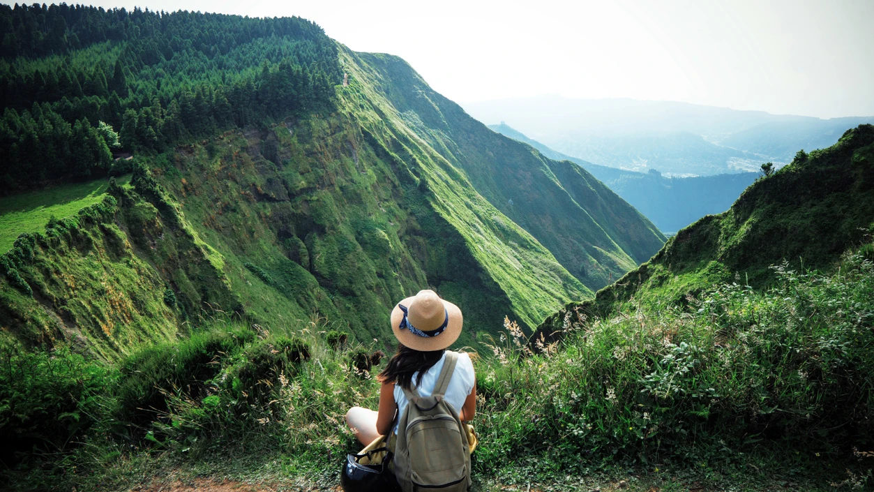 Mujer viajera en las islas Azores Mujer viajera en las islas Azores