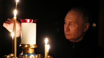 El presidente de Rusia, Vladímir Putin, enciende una vela en recuerdo de las víctimas del atentado de Moscú