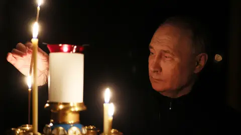 El presidente de Rusia, Vladímir Putin, enciende una vela en recuerdo de las víctimas del atentado de Moscú