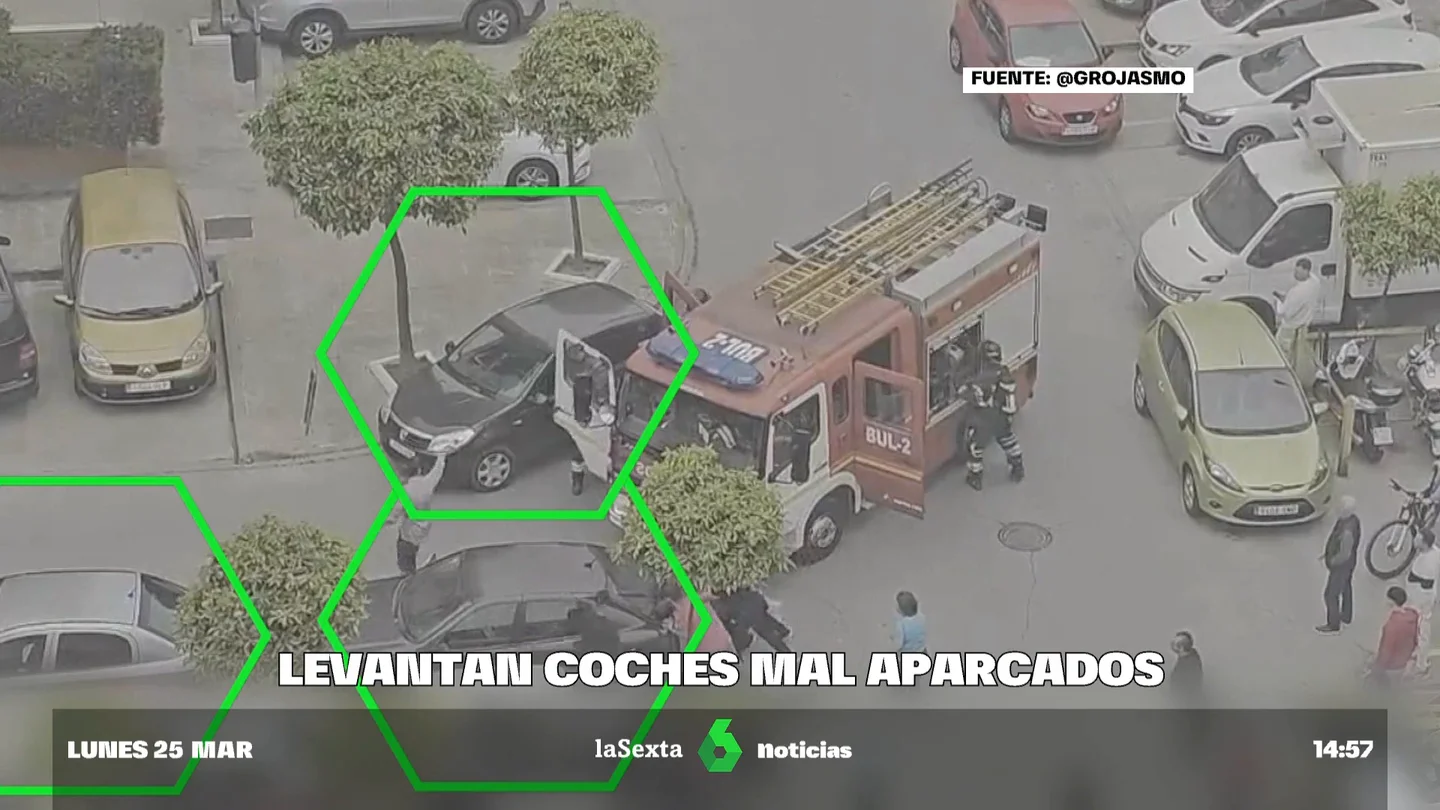 La magistral actuación de vecinos de Sevilla: levantan coches mal aparcados para ayudar a los bomberos en un incendio La magistral actuación de vecinos de Sevilla: levantan coches mal aparcados para ayudar a los bomberos en un incendio