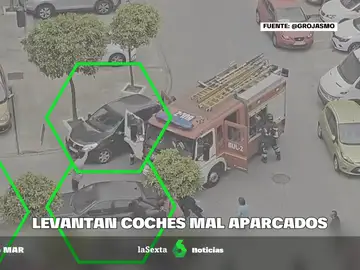 La magistral actuación de vecinos de Sevilla: levantan coches mal aparcados para ayudar a los bomberos en un incendio