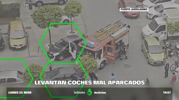 La magistral actuación de vecinos de Sevilla: levantan coches mal aparcados para ayudar a los bomberos en un incendio