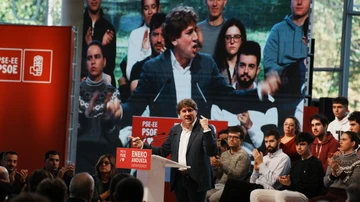 El candidato del PSE a Lehendakari, Eneko Andueza, interviene durante su acto de presentación como candidato a Lehendakari por el PSE, en el Palacio Euskalduna, a 3 de diciembre de 2023, en Bilbao.
