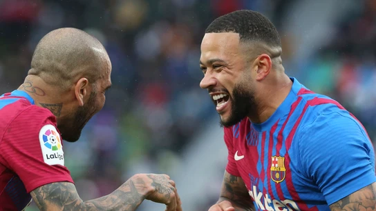 Dani Alves celebra un gol con Memphis Depay Dani Alves celebra un gol con Memphis Depay