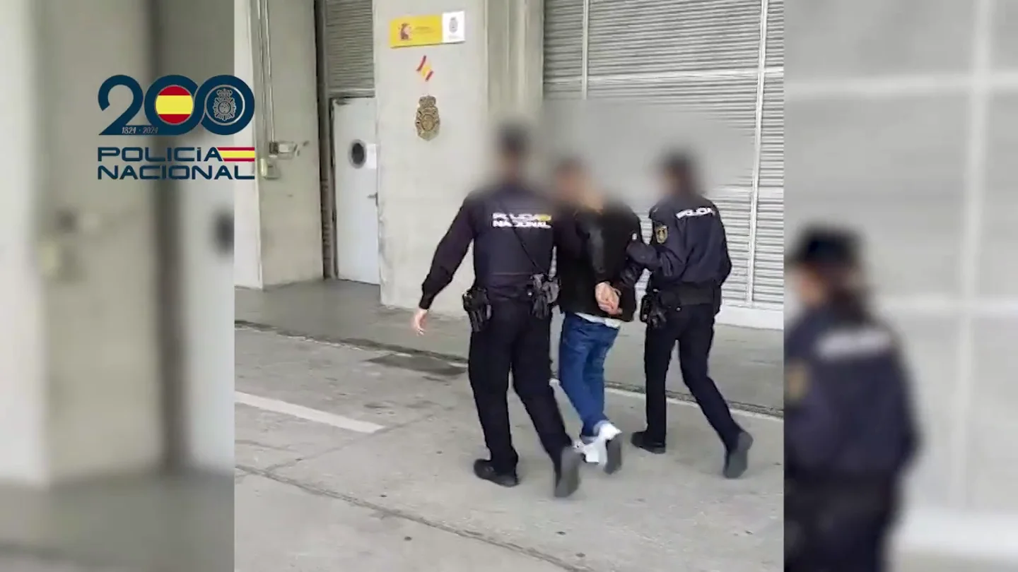 Detenido al llegar a Madrid un fugitivo de la 'Mara Salvatrucha' por dos asesinatos en El Salvador Detenido al llegar a Madrid un fugitivo de la 'Mara Salvatrucha' por dos asesinatos en El Salvador
