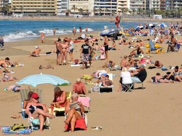 Turistas en una playa española
