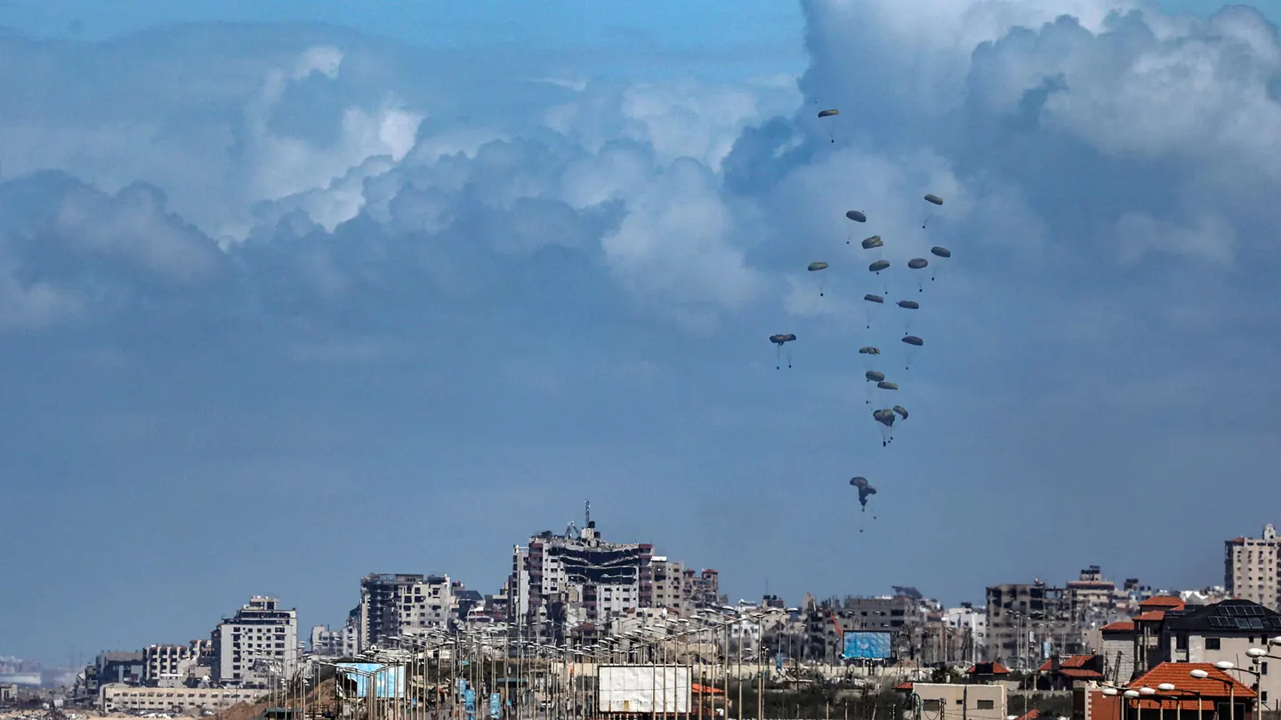 Imagen del 15 de marzo de 2024 de la ayuda humanitaria lanzada desde el aire sobre el norte de Gaza. Imagen del 15 de marzo de 2024 de la ayuda humanitaria lanzada desde el aire sobre el norte de Gaza.