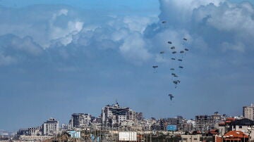 Imagen del 15 de marzo de 2024 de la ayuda humanitaria lanzada desde el aire sobre el norte de Gaza. 