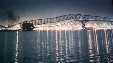 Imagen del momento en el que el puente de Baltimore se derrumba tras el impacto de un carguero