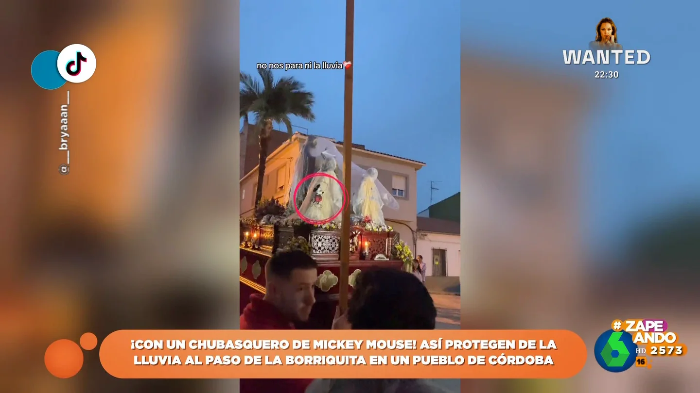 De un nazareno en skate a un paso cubierto con un chubasquero de Mickey Mouse: las imágenes más curiosas de esta Semana Santa De un nazareno en skate a un paso cubierto con un chubasquero de Mickey Mouse: las imágenes más curiosas de esta Semana Santa