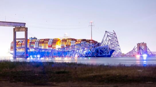 Imagen del carguero tras chocar con el puente.
