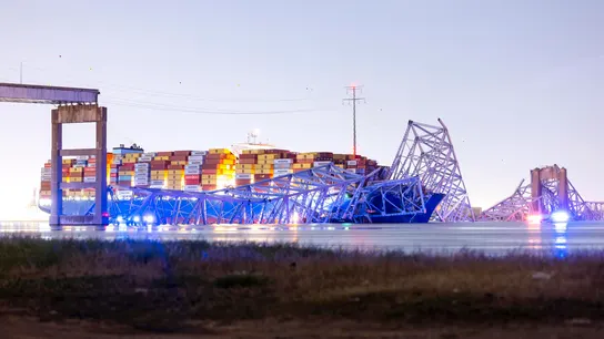 Imagen del carguero tras chocar con el puente. Imagen del carguero tras chocar con el puente.