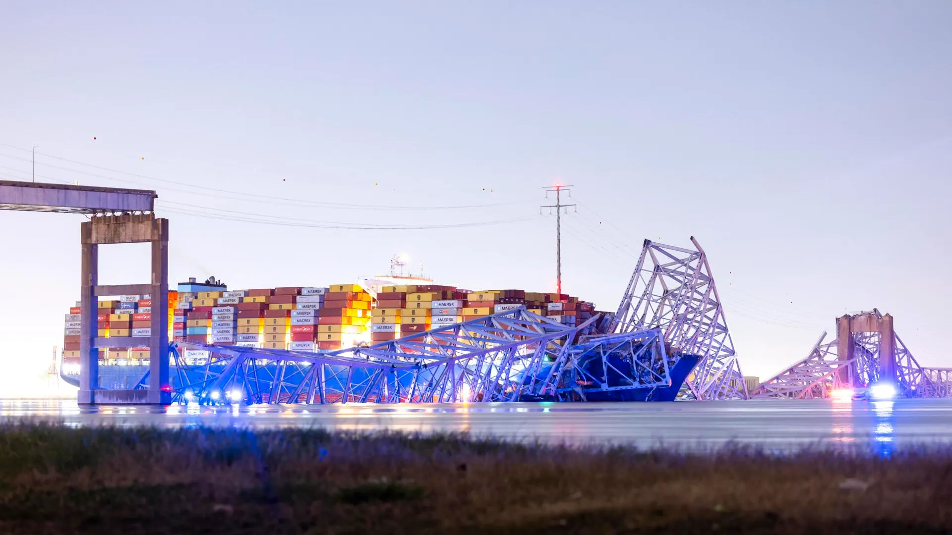 Imagen del carguero tras chocar con el puente.