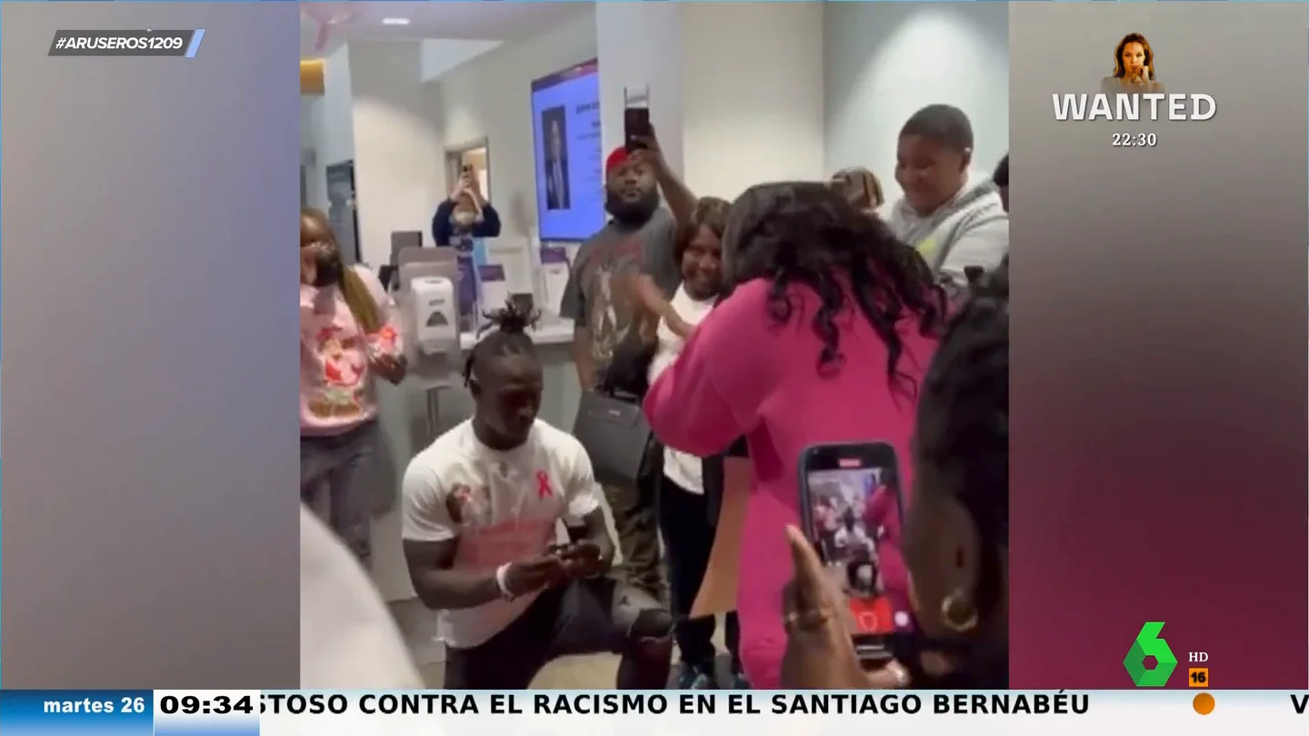 Supera el cáncer y le piden matrimonio el mismo día: así la espera su novio en los pasillos del hospital, anillo en mano Supera el cáncer y le piden matrimonio el mismo día: así la espera su novio en los pasillos del hospital, anillo en mano