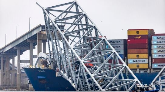 Hallados dos cuerpos en un coche que cay&oacute; al agua por el derrumbe del puente de Baltimore