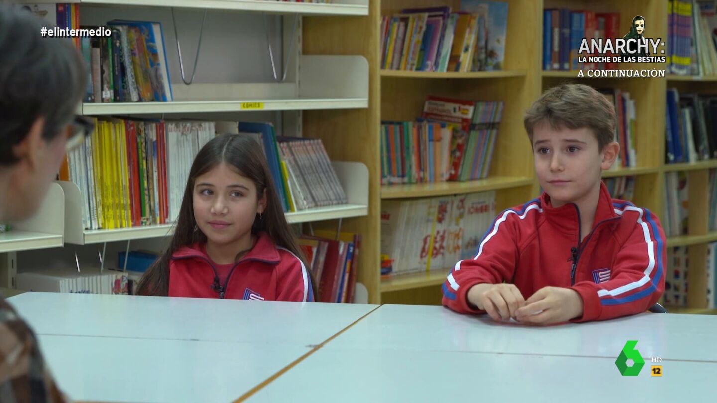 &iquest;Les gusta viajar en coche a los ni&ntilde;os? &iquest;Son de los que preguntan todo el tiempo cu&aacute;nto queda? &iquest;Cu&aacute;l de sus padres conduce mejor? Los alumnos y alumnas de un colegio responden a Thais Villas en este v&iacute;deo que ahora recupera El Intermedio.