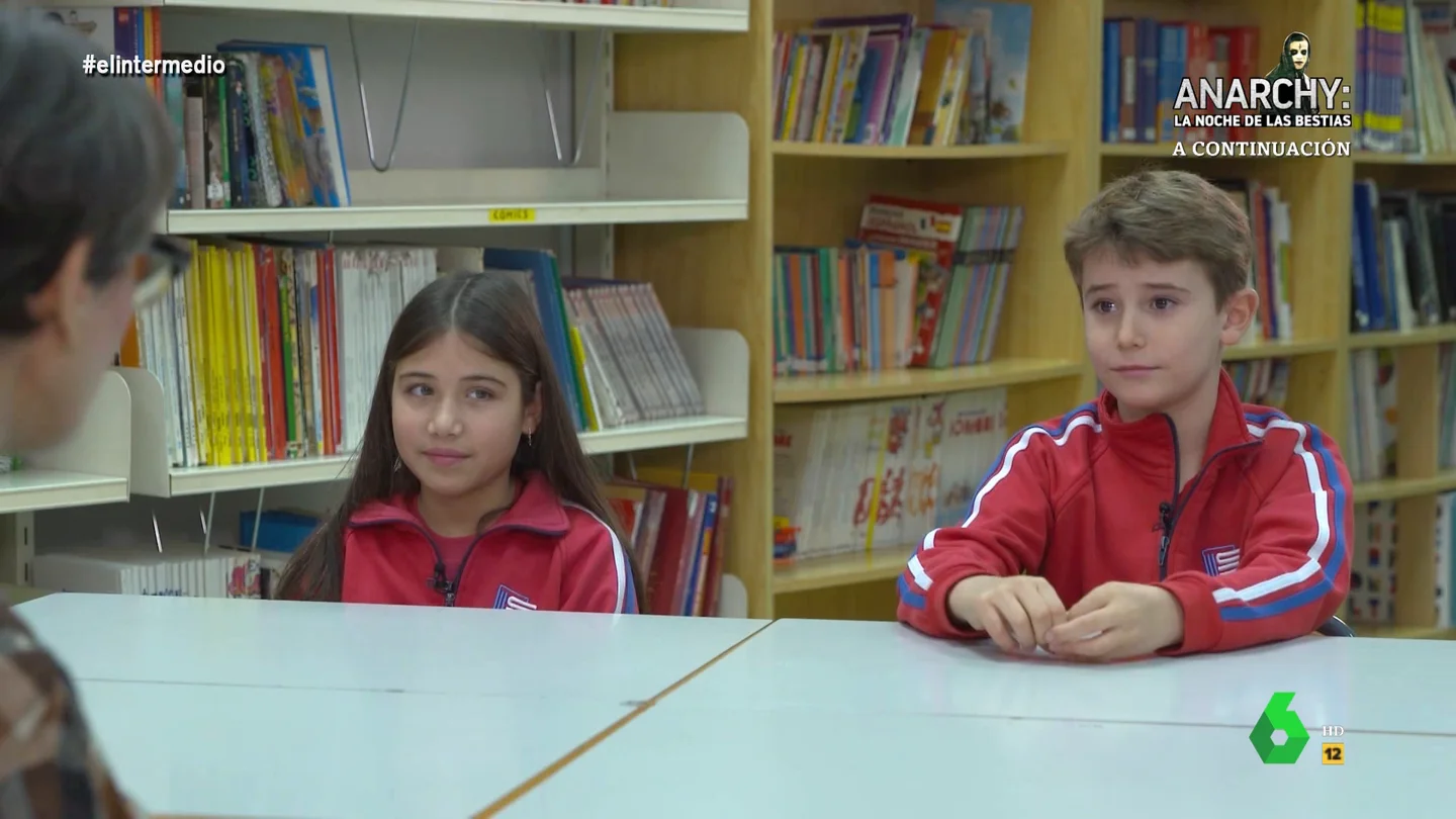 Un niño confiesa a Thais Villas que es de los que preguntan cuánto queda en el coche ¿Les gusta viajar en coche a los niños? ¿Son de los que preguntan todo el tiempo cuánto queda? ¿Cuál de sus padres conduce mejor? Los alumnos y alumnas de un colegio responden a Thais Villas en este vídeo que ahora recupera El Intermedio.