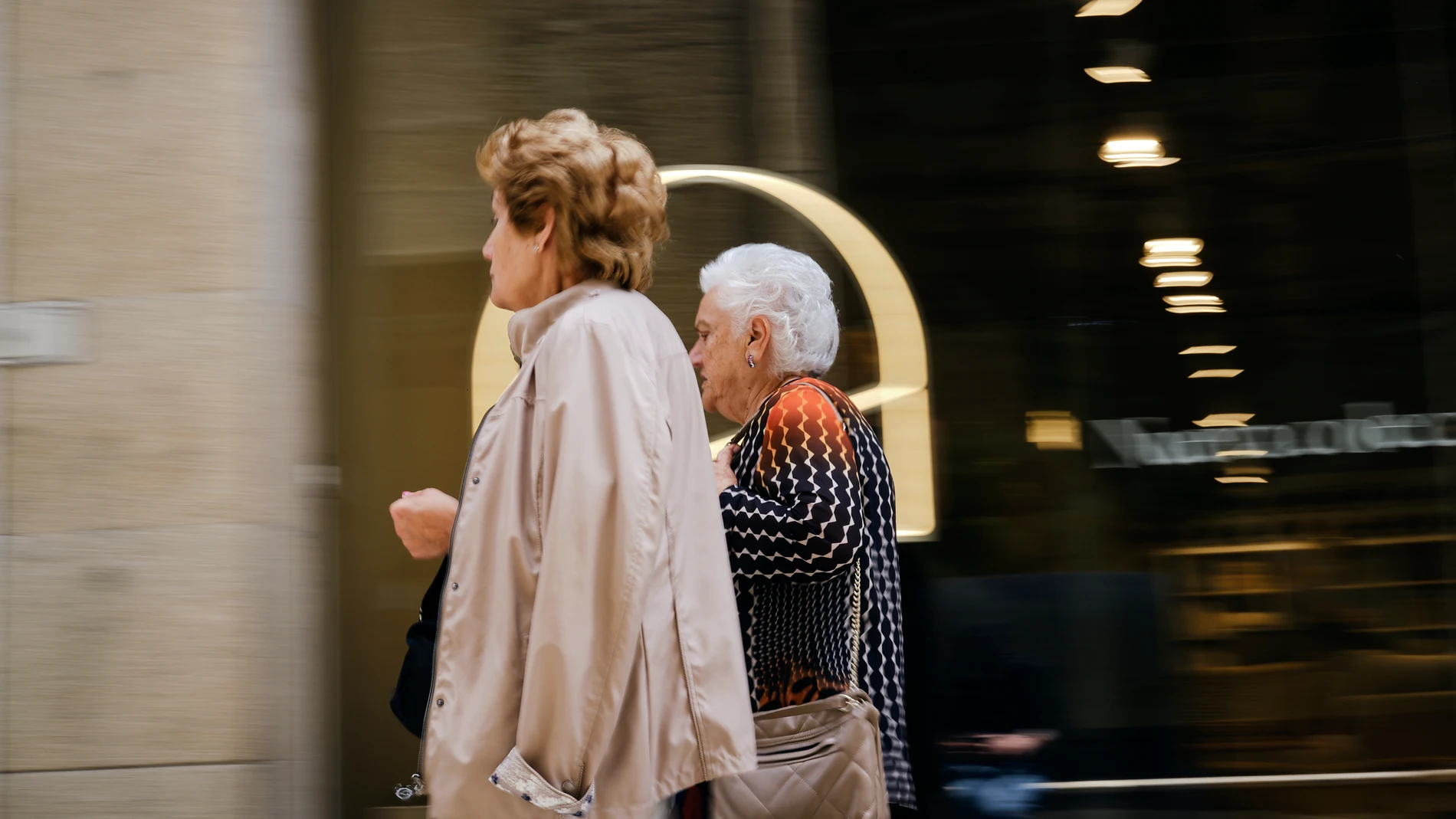 Dos señoras conversan mientras caminan por una de las calles de la ciudad, a 15 de mayo de 2023, en Ourense, Galicia (España). 