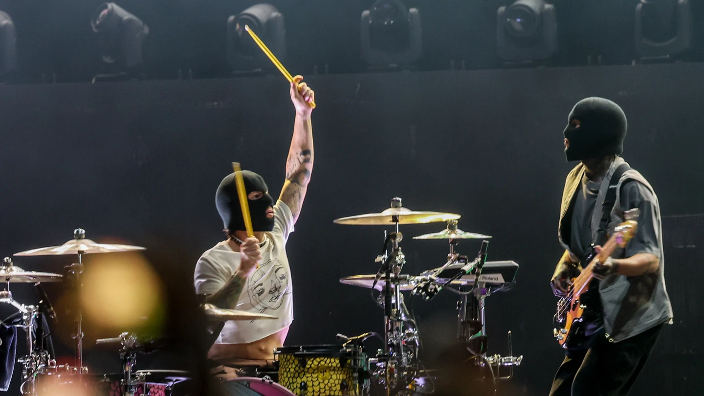 Dos componentes del grupo Twenty One Pilots durante el primer día del festival Mad Cool 2022 en Valdebebas, a 6 de julio de 2022, en Madrid (España). Dos componentes del grupo Twenty One Pilots durante el primer día del festival Mad Cool 2022 en Valdebebas, a 6 de julio de 2022, en Madrid (España).
