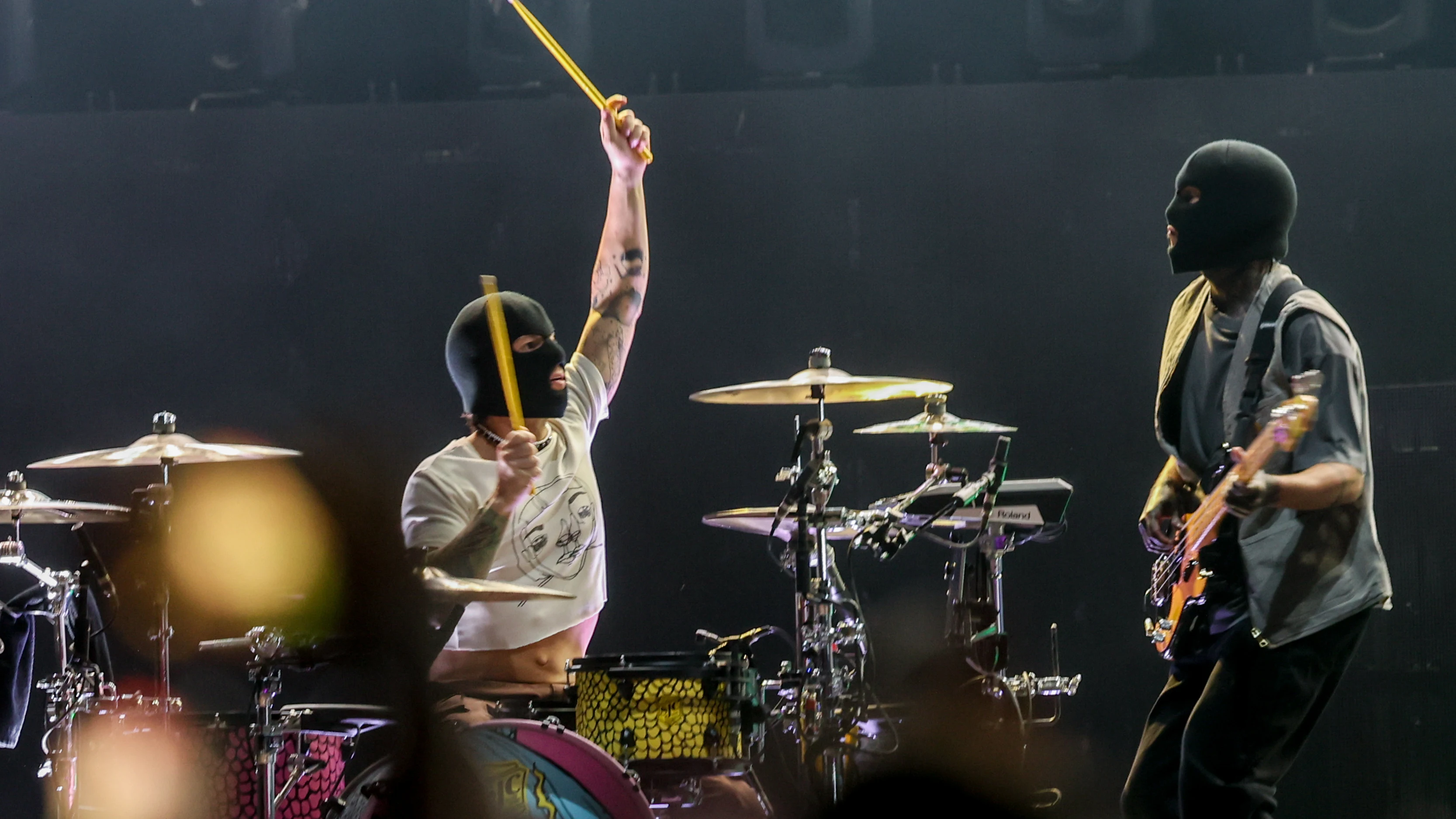 Dos componentes del grupo Twenty One Pilots durante el primer día del festival Mad Cool 2022 en Valdebebas, a 6 de julio de 2022, en Madrid (España). 