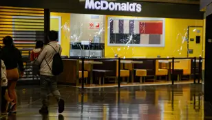 Escaparate del McDonald&#39;s atacado en el centro comercial Màgic Badalona