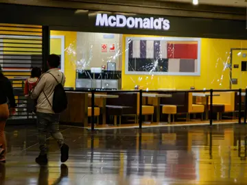 Escaparate del McDonald&#39;s atacado en el centro comercial Màgic Badalona
