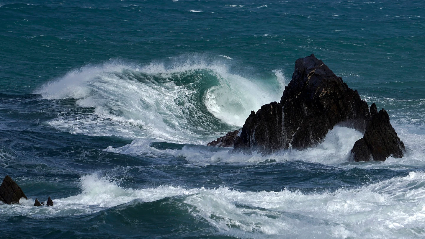 Imagen de archivo de olas rompiendo en las cercanías del puerto de Cudillero Imagen de archivo de olas rompiendo en las cercanías del puerto de Cudillero