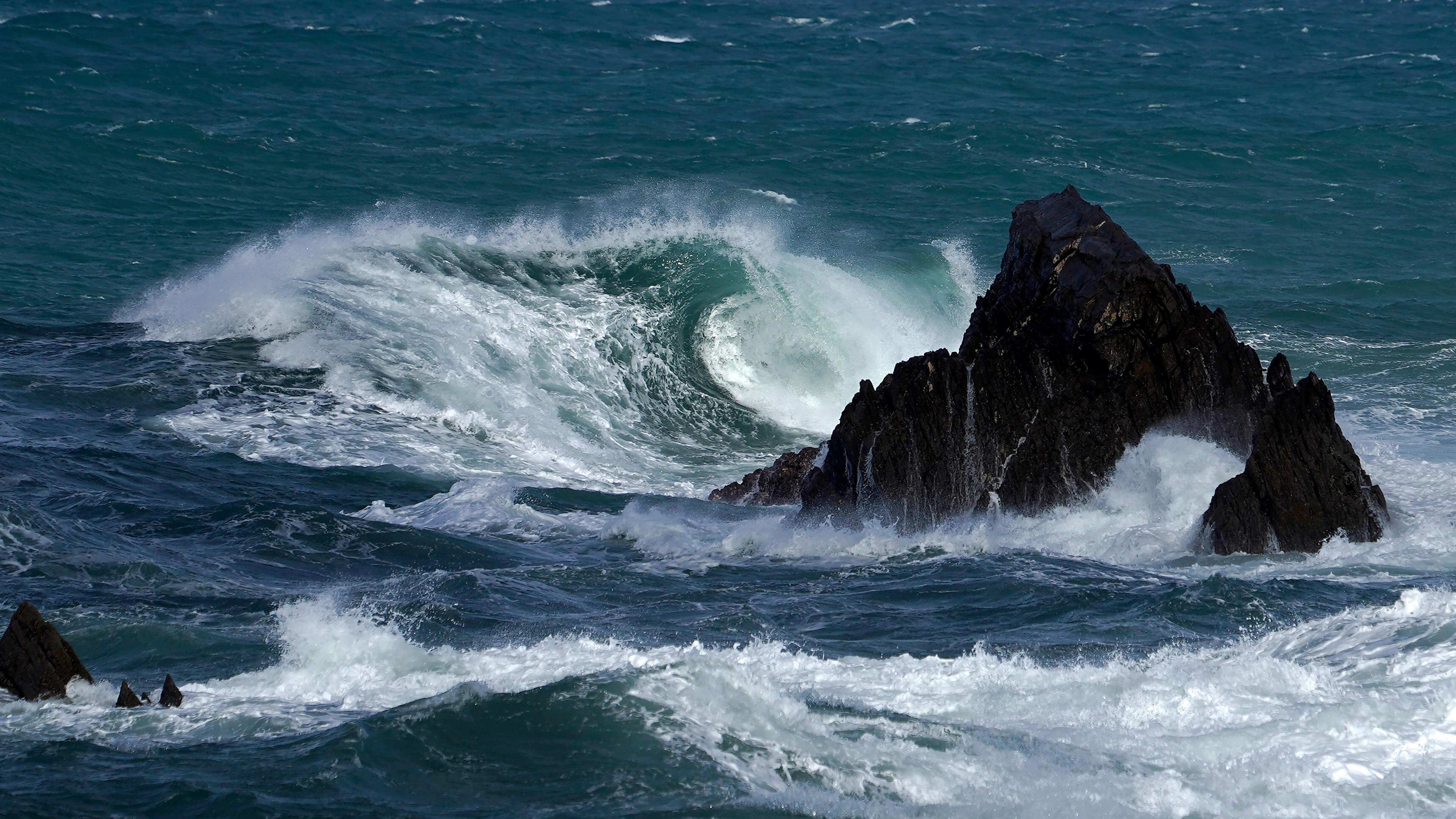 Imagen de archivo de olas rompiendo en las cercanías del puerto de Cudillero