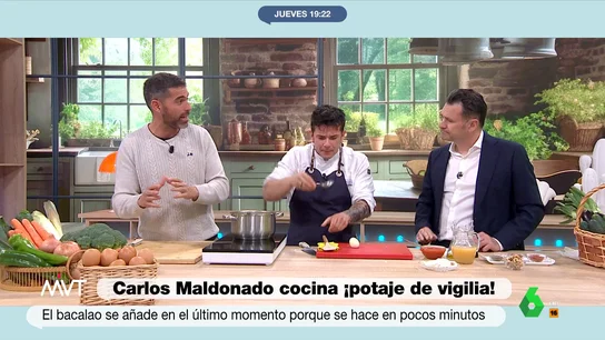 Pablo Ojeda desvela la verdad tras el chorrito de vinagre en las lentejas para retener el hierro ¿Es cierto ese clásico de las abuelas de que hay que echar un chorrito de vinagre en las legumbres para afianzar el hierro? Pablo Ojeda explica en este vídeo qué hay de verdad y qué de mito mientras cocina el plato estrella de la Semana Santa.