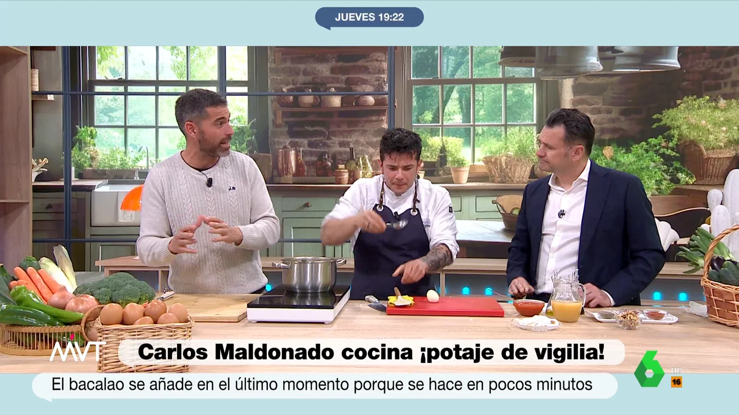Pablo Ojeda desvela la verdad tras el chorrito de vinagre en las lentejas para retener el hierro ¿Es cierto ese clásico de las abuelas de que hay que echar un chorrito de vinagre en las legumbres para afianzar el hierro? Pablo Ojeda explica en este vídeo qué hay de verdad y qué de mito mientras cocina el plato estrella de la Semana Santa.