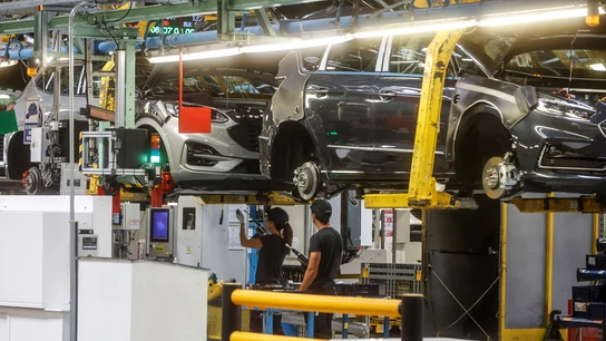 Dos trabajadores en la fábrica de Ford en Almussafes, en una imagen de archivo. Dos trabajadores en la fábrica de Ford en Almussafes, en una imagen de archivo.