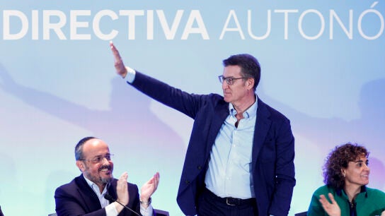 El presidente del PP, Alberto N&uacute;&ntilde;ez Feij&oacute;o, junto al presidente del PPC, Alejandro Fern&aacute;ndez