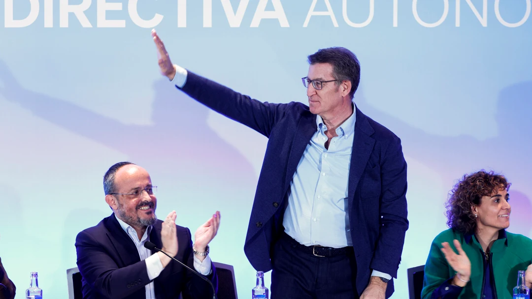 El presidente del PP, Alberto Núñez Feijóo, junto al presidente del PPC, Alejandro Fernández