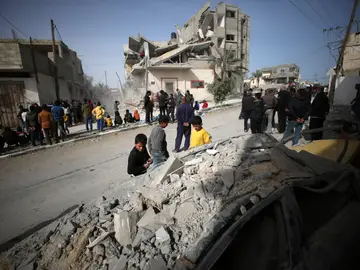 Palestinos alrededor de un edificio destruido por un bombardeo israelí en Rafah, Gaza