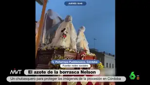 Un chubasquero de Mickey Mouse para proteger una imagen durante una procesión