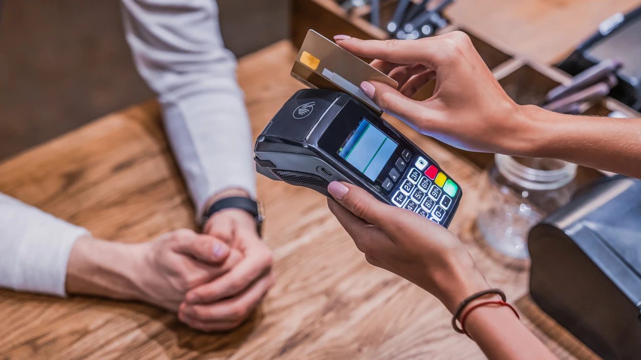 Pago con tarjeta en un datáfono Pago con tarjeta en un datáfono