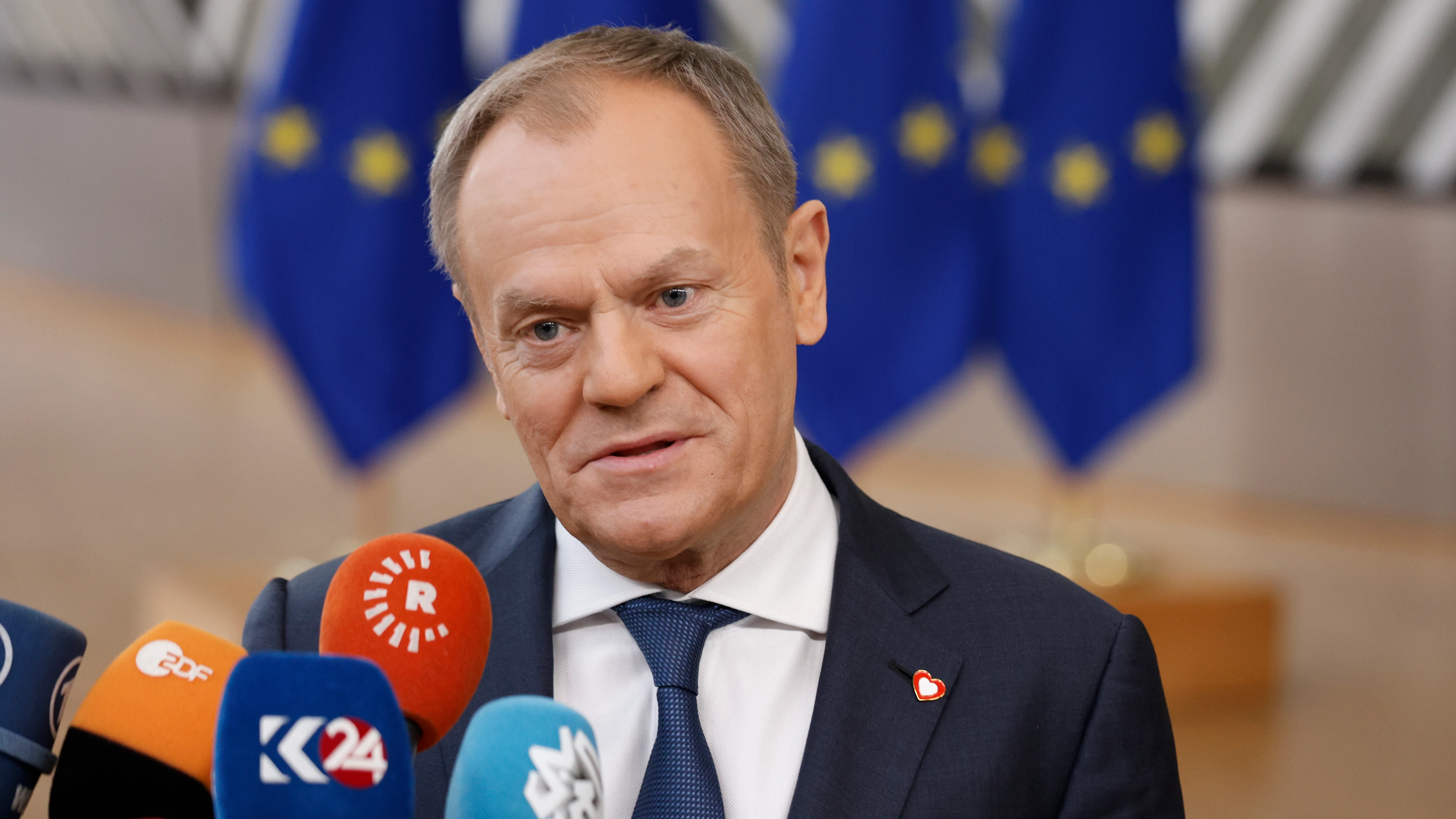 El primer ministro de Polonia, Donald Tusk, atiende a los medios de comunicación