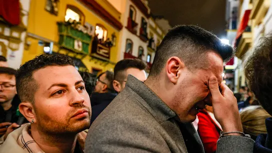 Un hombre llora ante la entrada de la capilla en la que se encuentra La Virgen de la Esperanza de Triana Un hombre llora ante la entrada de la capilla en la que se encuentra La Virgen de la Esperanza de Triana