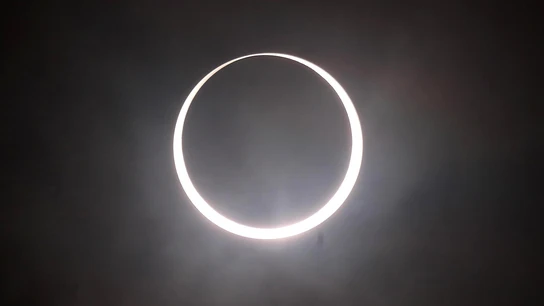 Un eclipse solar en una foto de archivo Un eclipse solar en una foto de archivo