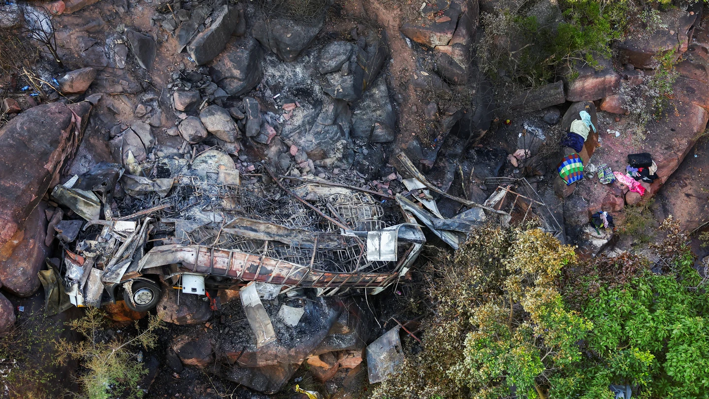 Cerca de 45 muertos al caer un autobús a un abismo de 50 metros en Sudáfrica Cerca de 45 muertos al caer un autobús a un abismo de 50 metros en Sudáfrica