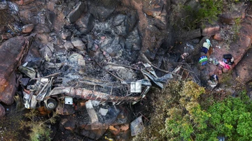 Cerca de 45 muertos al caer un autobús a un abismo de 50 metros en Sudáfrica