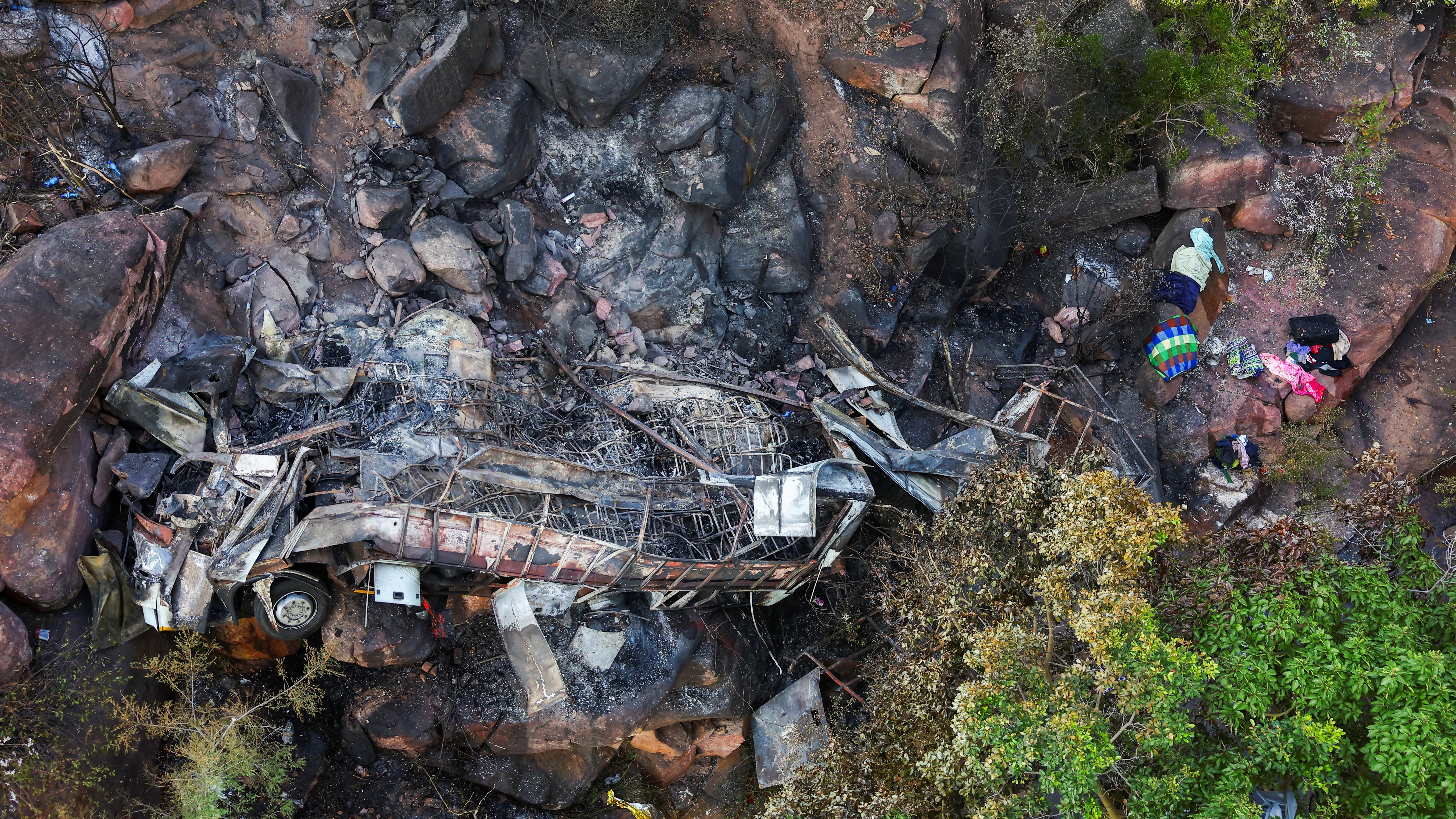 Cerca de 45 muertos al caer un autobús a un abismo de 50 metros en Sudáfrica