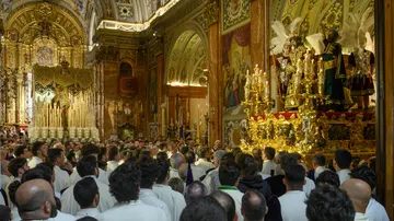 El paso de La Virgen Macarena (i) y el de Jesús de La Sentencia (d), en la Basílica
