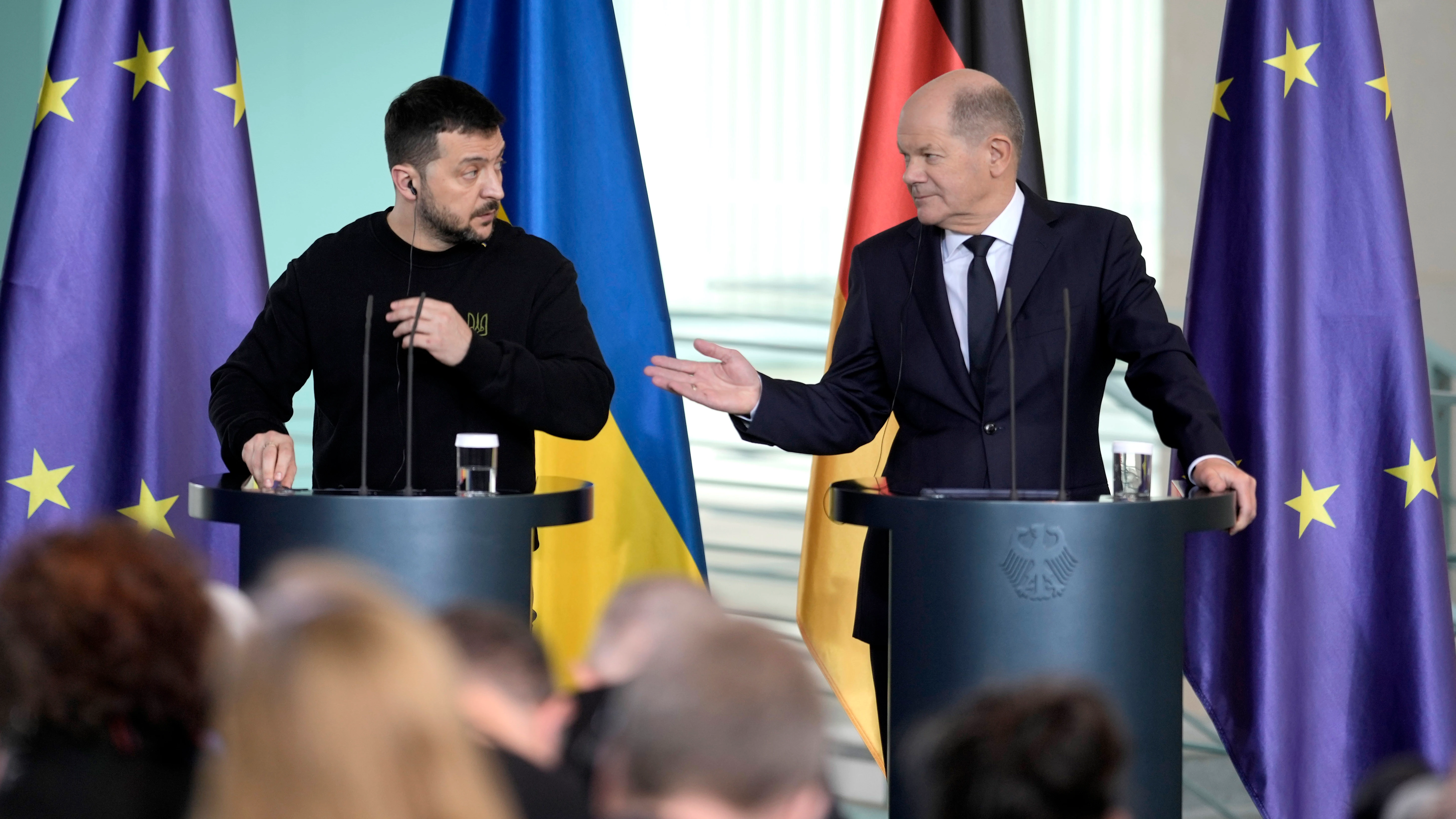 Zelenski y Scholz dialogan durante una conferencia conjunta