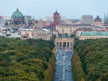 Panormámica de Berlín con la Puerta de Brandemburgo en el centro.