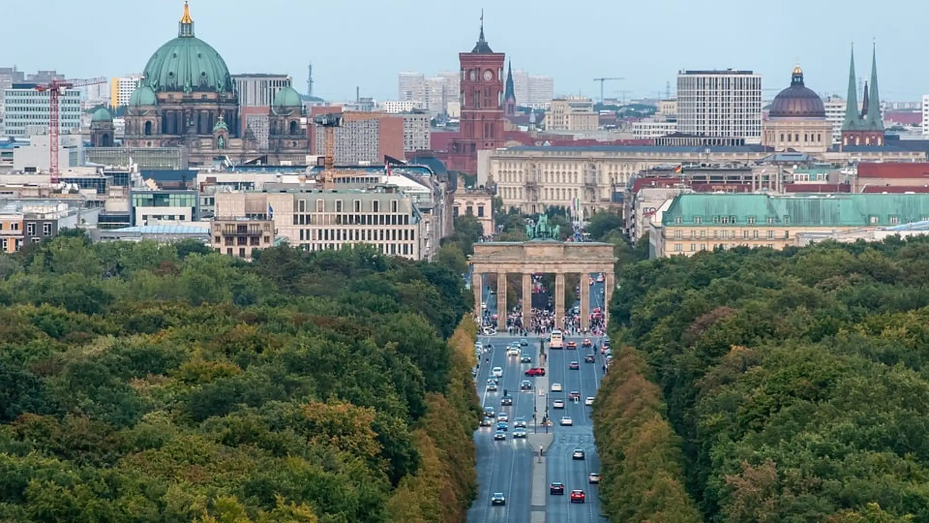 Panormámica de Berlín con la Puerta de Brandemburgo en el centro.