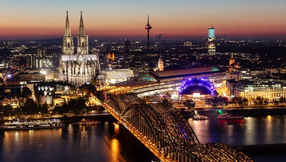 Vista nocturna de Colonia con la Catedral en el centro. Alemania