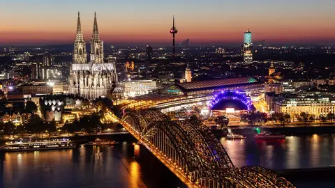 Vista nocturna de Colonia con la Catedral en el centro. Alemania Vista nocturna de Colonia con la Catedral en el centro. Alemania
